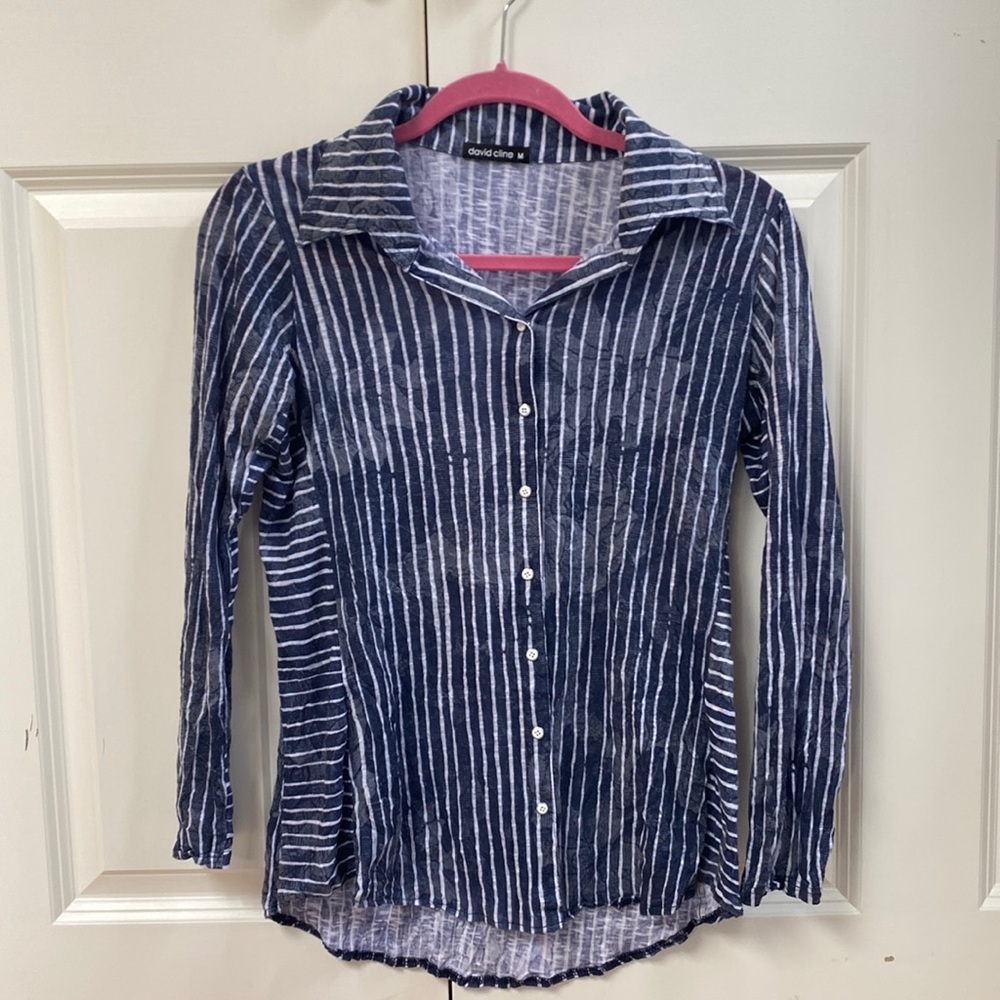 Easy to wear top. Soft. Gently worn a few times